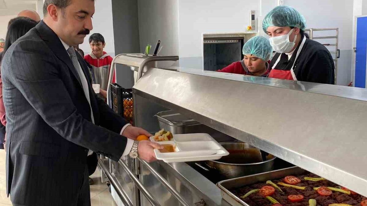 Arpaçay Kaymakamı Muhammed Burak Akköz Öğrencilerle Öğle Yemeğinde