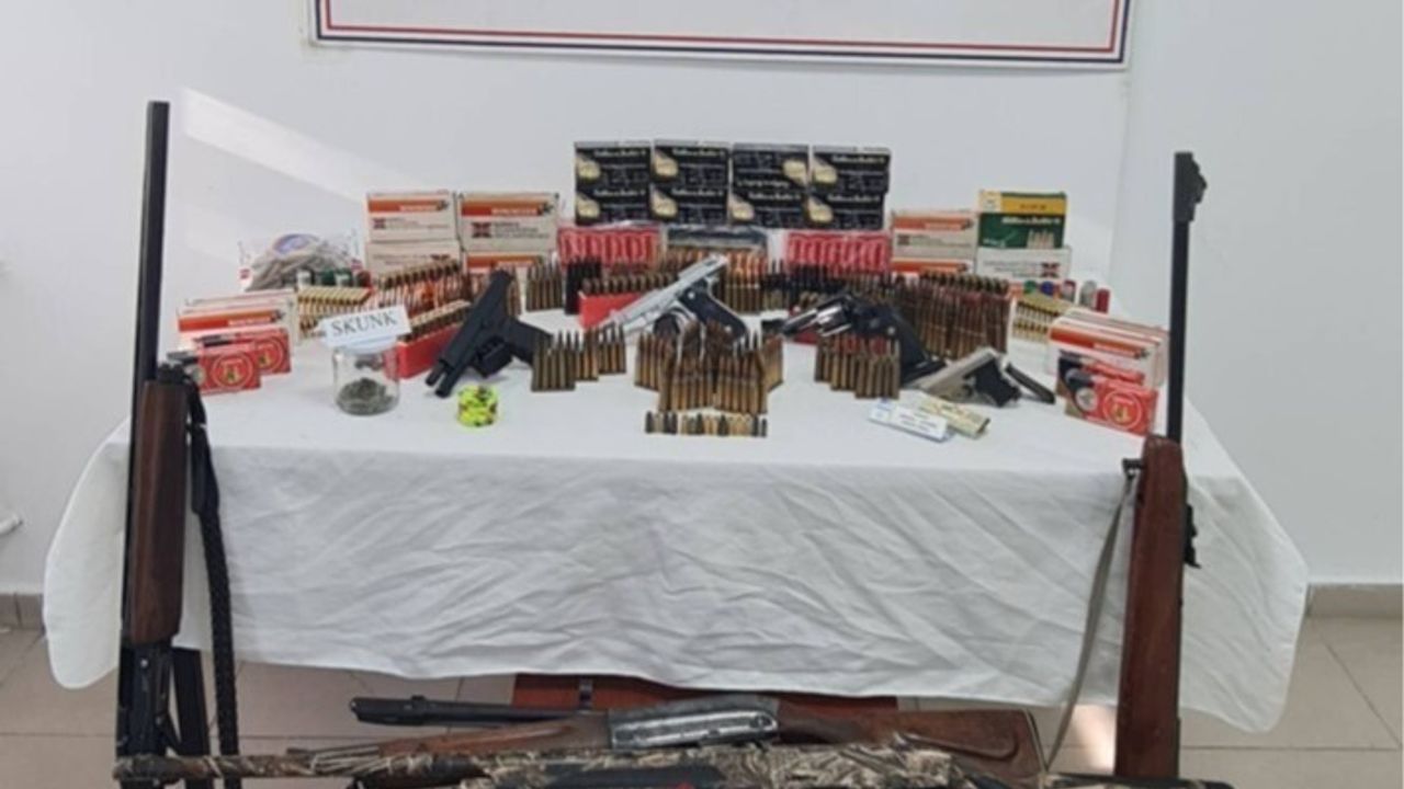 Artvin Arhavi'de Uyuşturucu Operasyonu: 4 Gözaltı, Silah ve Skunk Ele Geçirildi