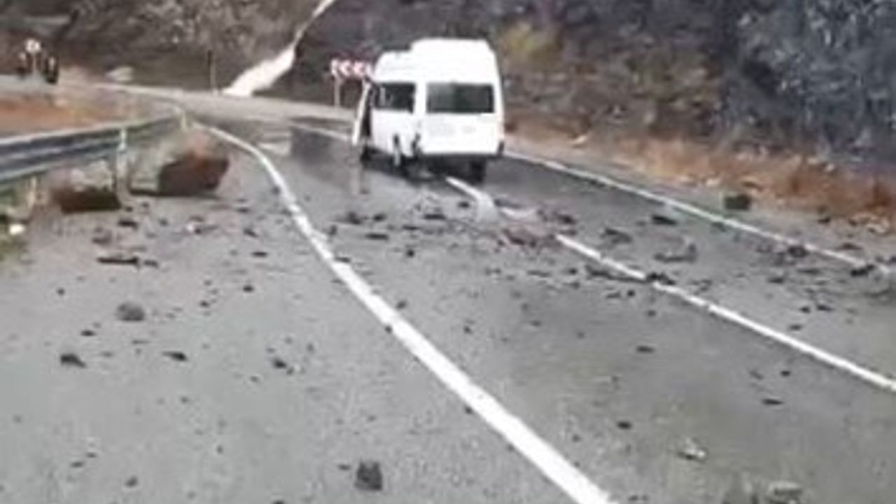 Artvin-Borçka'da Minibüsün Üzerine Dev Kaya Düştü: 3 Kişi Kurtuldu