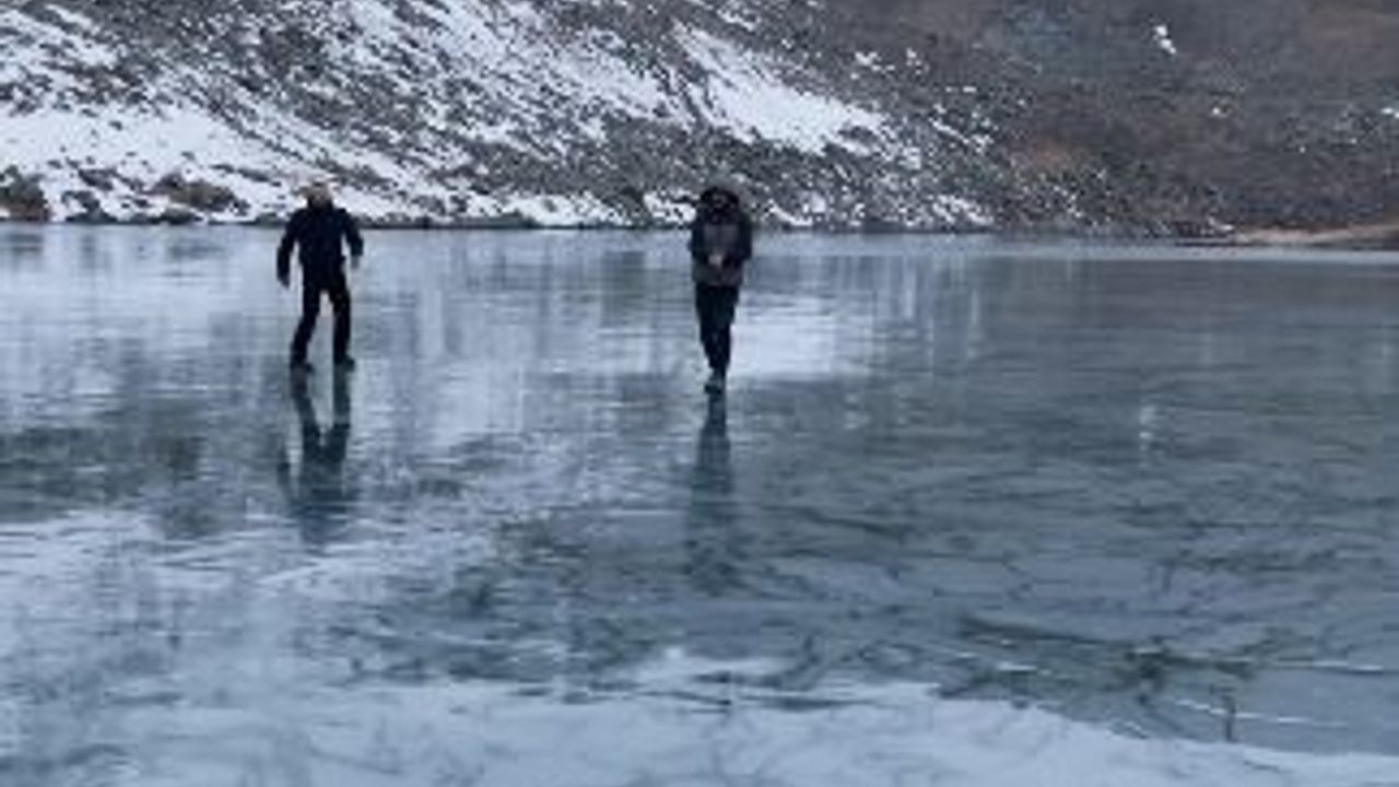 Artvin'de Gençler Bülbülan Karagöl'ün Buzunu Taşla Test Edip Eğlendi