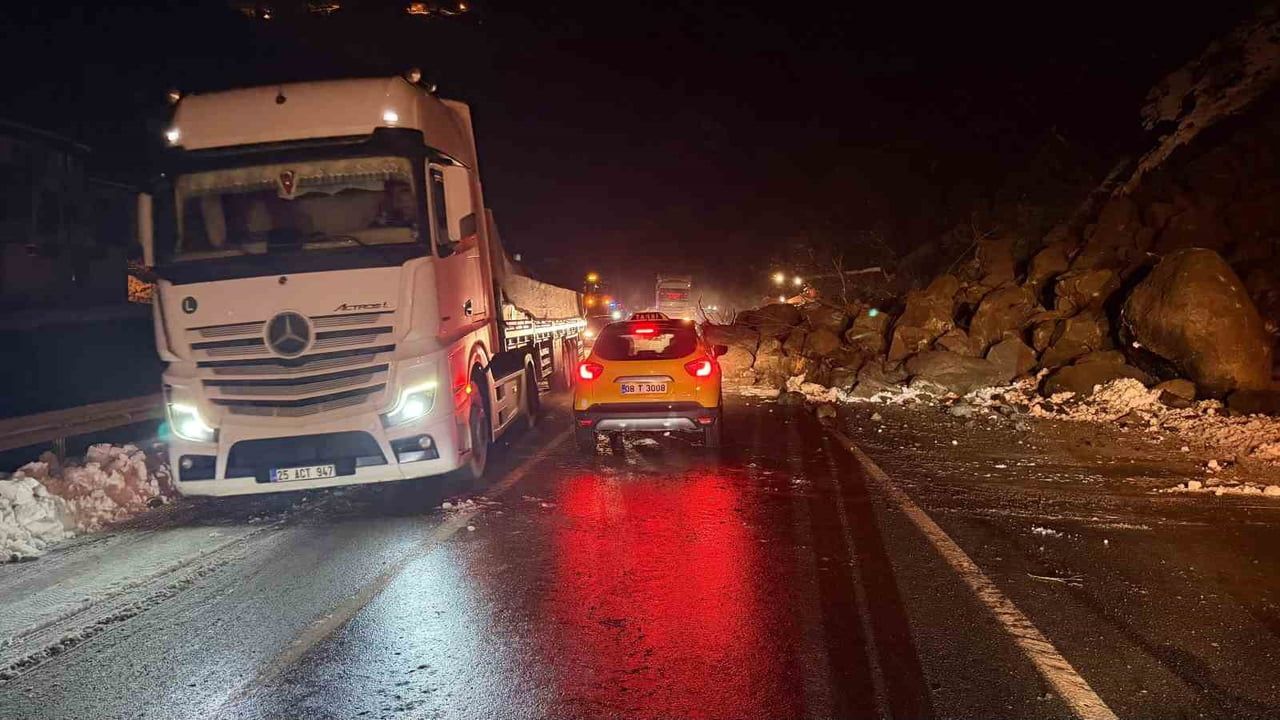 Artvin'de Heyelan: Borçka-Hopa Karayolu Demirciler Köyü'nde Ulaşıma Kapandı