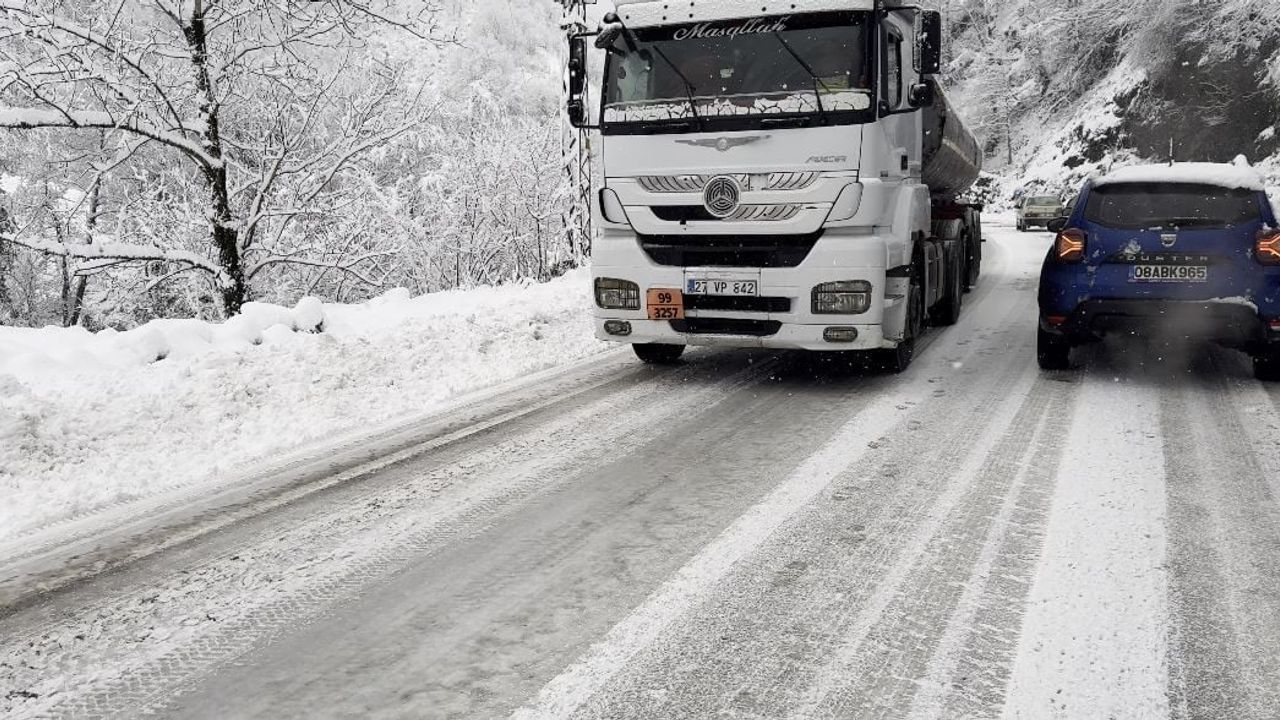 Artvin'de Hopa-Borçka Yolunda Kar ve Buzlanma Kazaları Tetikledi