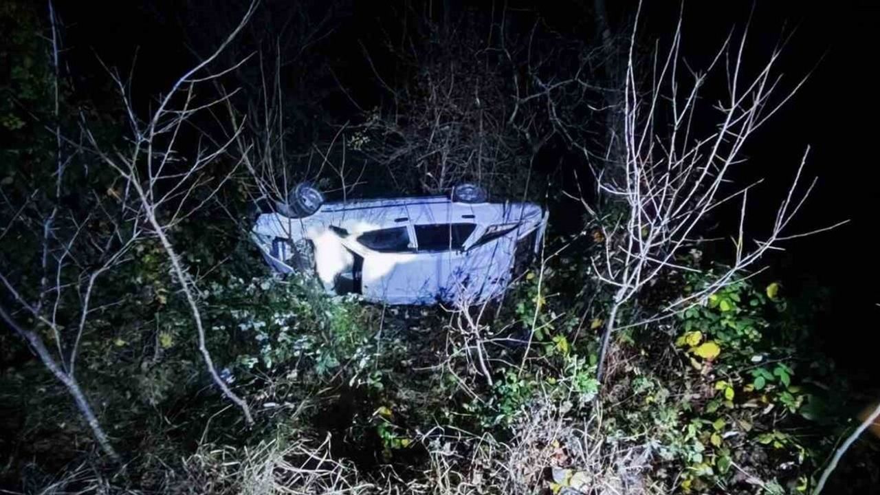 Artvin'de uçuruma yuvarlanan otomobil: 4 yaralı