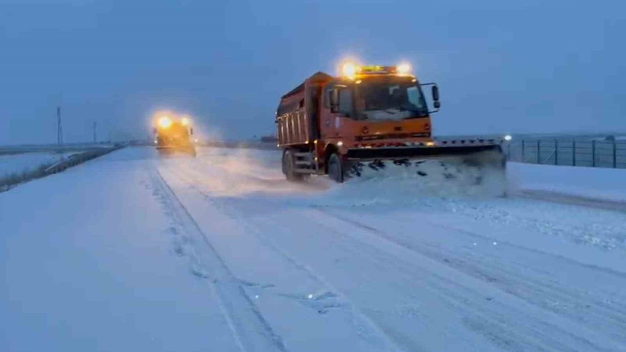 Aşkale'de Karla Mücadele: Karayolları Sabahın İlk Işıklarıyla Sahada