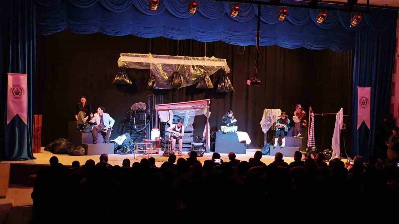 Aşkale’de 'Mavi Kolye' Oyunu Büyük Beğeni Topladı