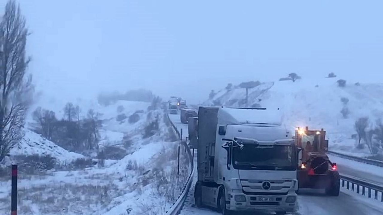 Aşkale Tepebaşı'nda Kayan Tırlar Yolu Kapattı