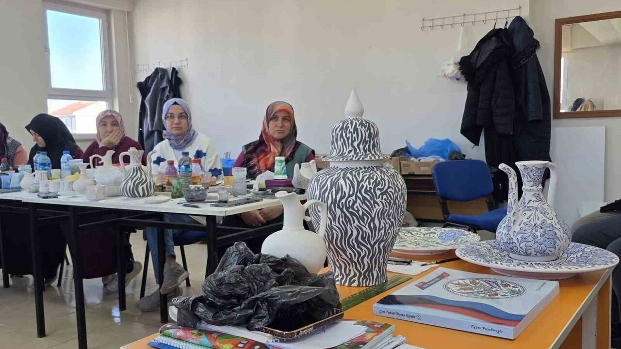 Aslanapa'da Çini Kursuna Yoğun İlgi: Usta Kısmet Yılmaz ile 19 Kursiyer