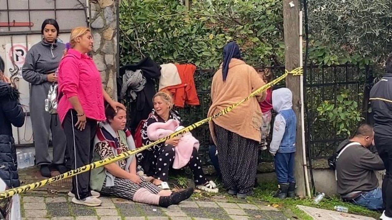 Ataşehir'de Çatı Yangını Büyüdü: 4 Kişi Kurtarıldı