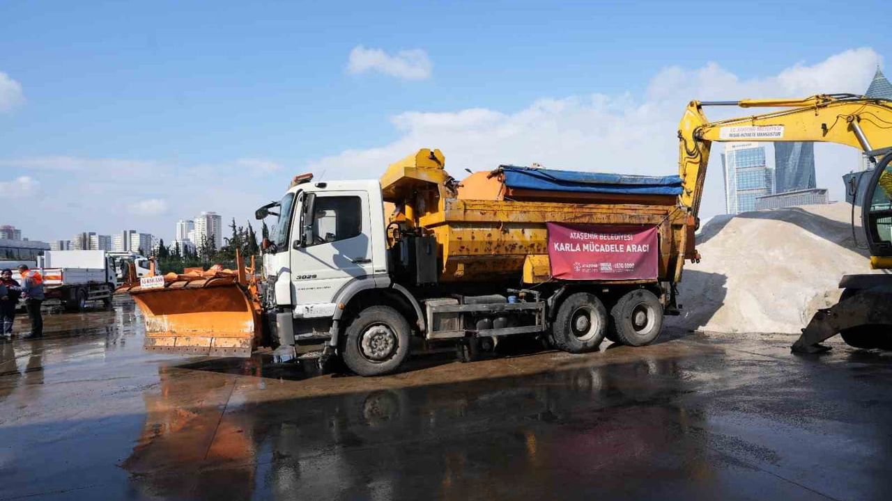 Ataşehir'de Karla Mücadele Hazırlığı: 74 Araç, 2 Bin Ton Tuz