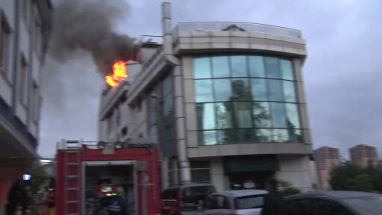 Ataşehir'de Otel Yangını: Söndürme Çalışmaları Devam Ediyor