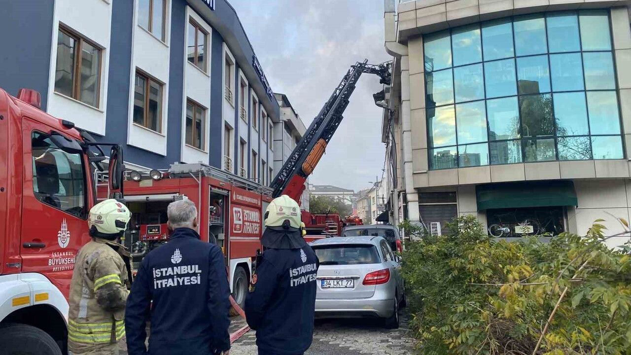 Ataşehir'de Otelde Yangın: Rise Inn'in Çatı Katı Alevlere Teslim Oldu