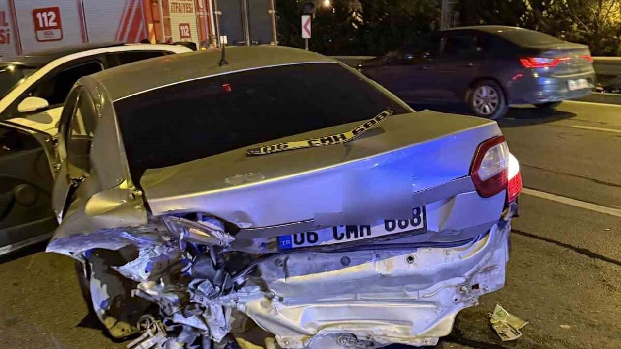 Avcılar D-100'de Trafik Kazası: 2 Yaralı, Sürücü Kaçtı