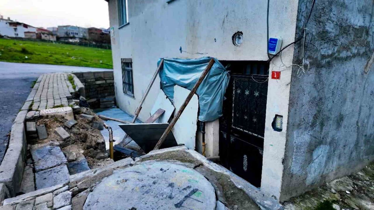 Avcılar'da panelvan el frenini unutunca daireye daldı — Facianın eşiğinden dönüldü