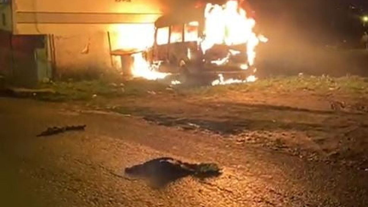 Avcılar'da Seyir Halindeki Minibüs Alev Alev Yandı