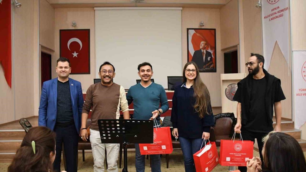 Ay Yıldız Türk Halk Müziği Korosu kuruldu — Şehit yakınları ve gaziler sanatla buluşuyor