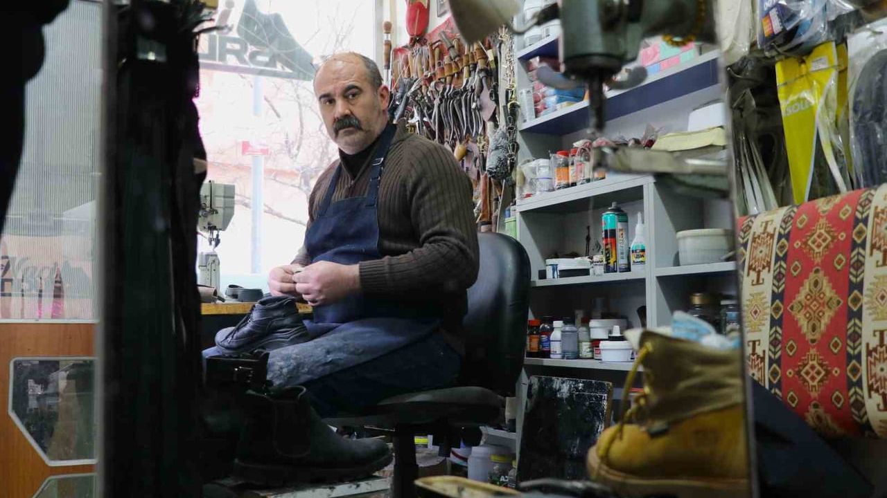 Ayakkabı Tamircilerinde Kış Yoğunluğu: Sivas'ta 40 Yıllık Usta Geceye Kadar Çalışıyor