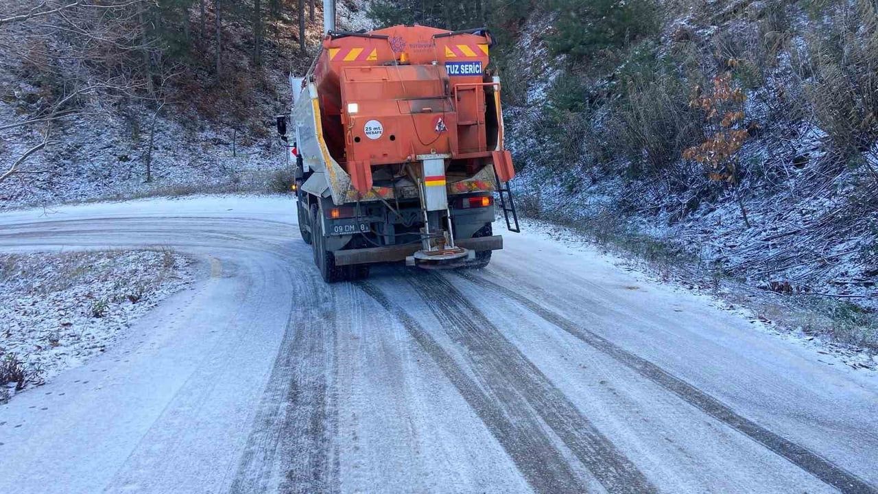 Aydın Büyükşehir'den Karla Mücadele: Yollarda Tuzlama ve Kar Küreme