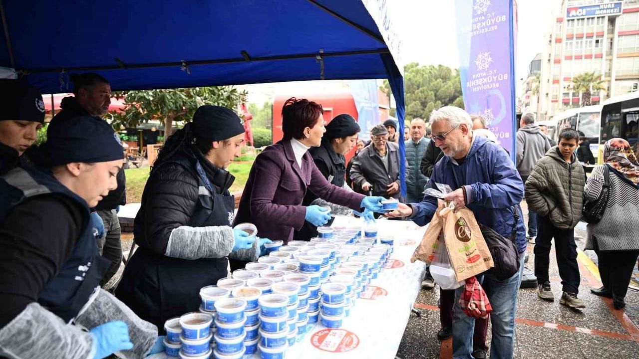 Aydın Büyükşehir'den Regaip Kandili'nde Binlerce Kişiye Helva Dağıtımı