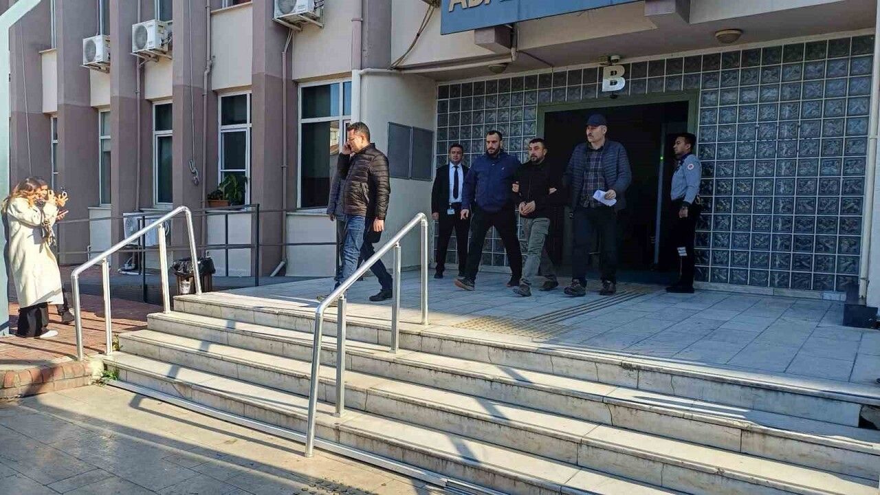 Aydın'da Adliye Önünde Eşini Sırtından Bıçaklayan Şahıs Tutuklandı