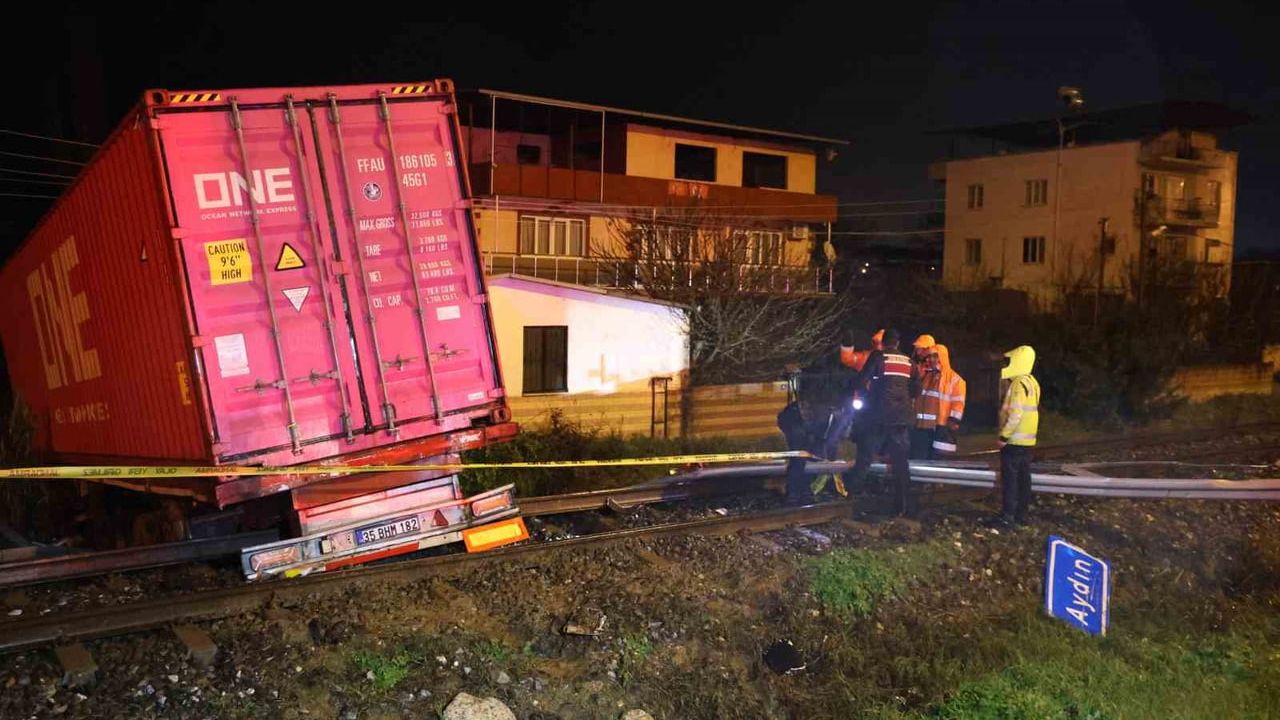 Aydın'da Tır Raylara Uçtu: 1 Ölü, Aydın-Denizli Tren Seferleri Durduruldu