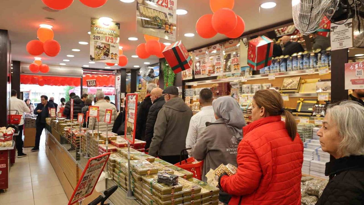Aydın’da Yılın Son Günü Kuruyemişçilere Akın: Tuğba Kuruyemiş’te Yoğunluk