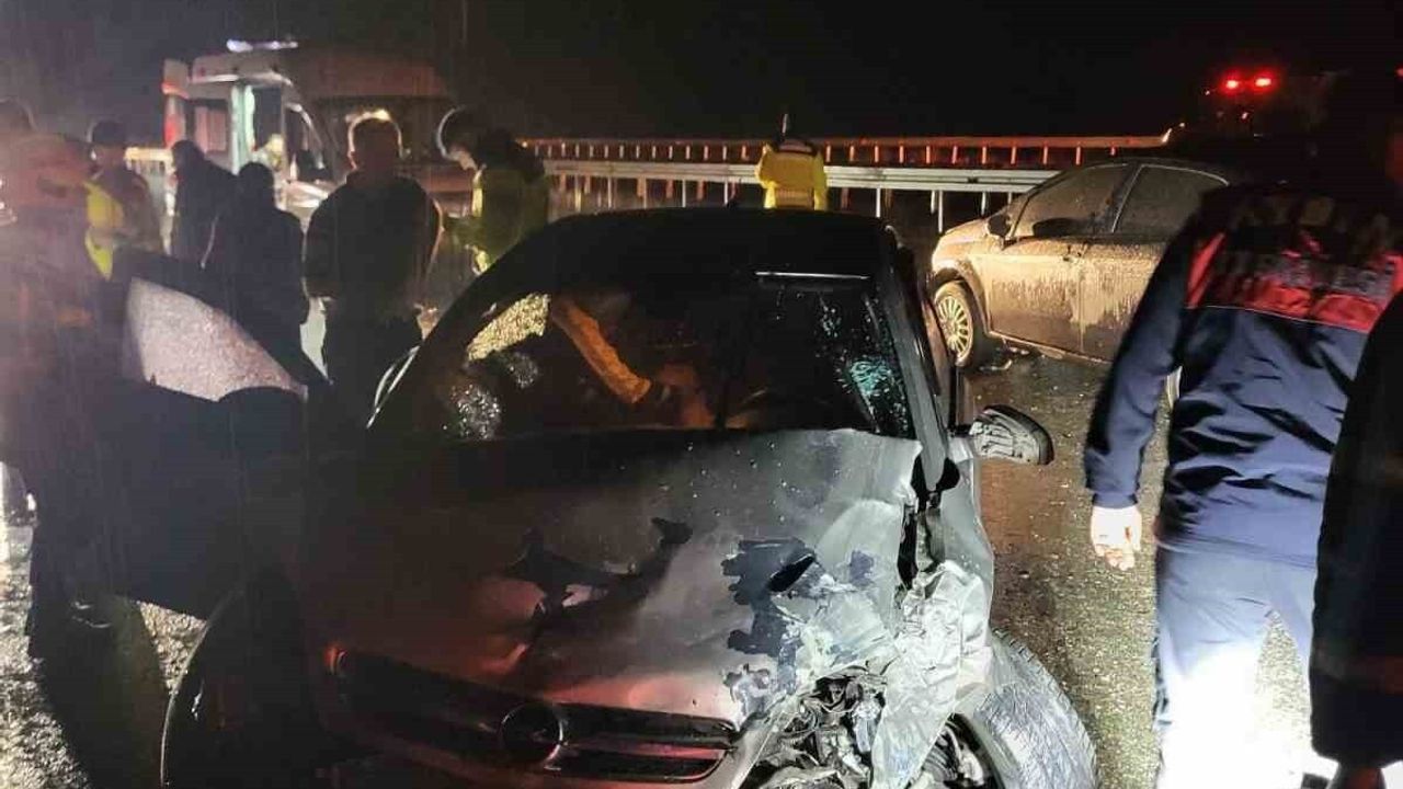 Aydın-Denizli Otoyolu Kuyucak'ta Kaza: Bariyere Vurdu, 4 Yaralı