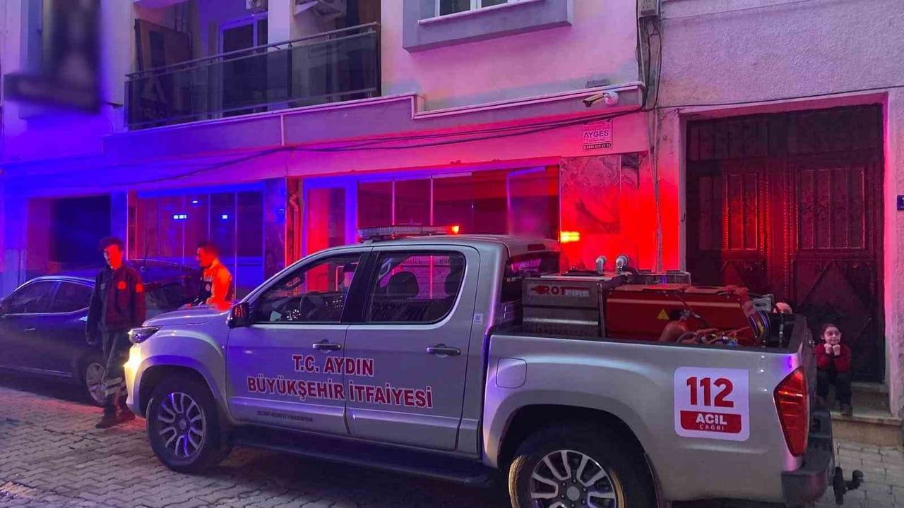 Aydın Efeler'de Apartta Yangın: Saç Kurutma Makinesi Alev Aldı, İtfaiye Müdahale Etti