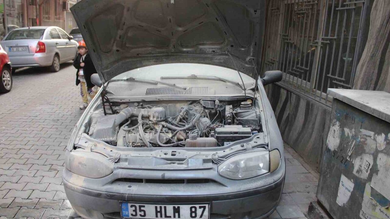 Aydın Efeler'de Esnaf Yangına Müdahale Edip Aracı Kurtardı