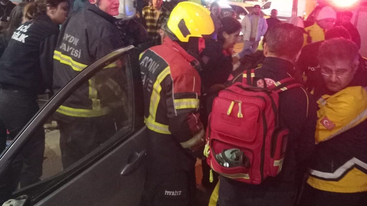 Aydın Efeler'de Otomobil Takla Atıp Banka Şubesine Çarptı: 2 Yaralı