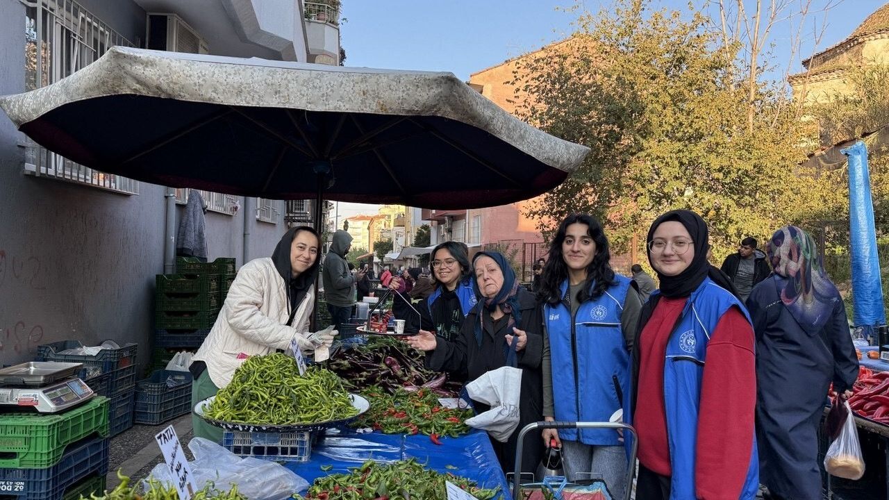 Aydın Gençlik Merkezi Gönüllülerinden Pazar Esnafına Sıcak Çay İkramı