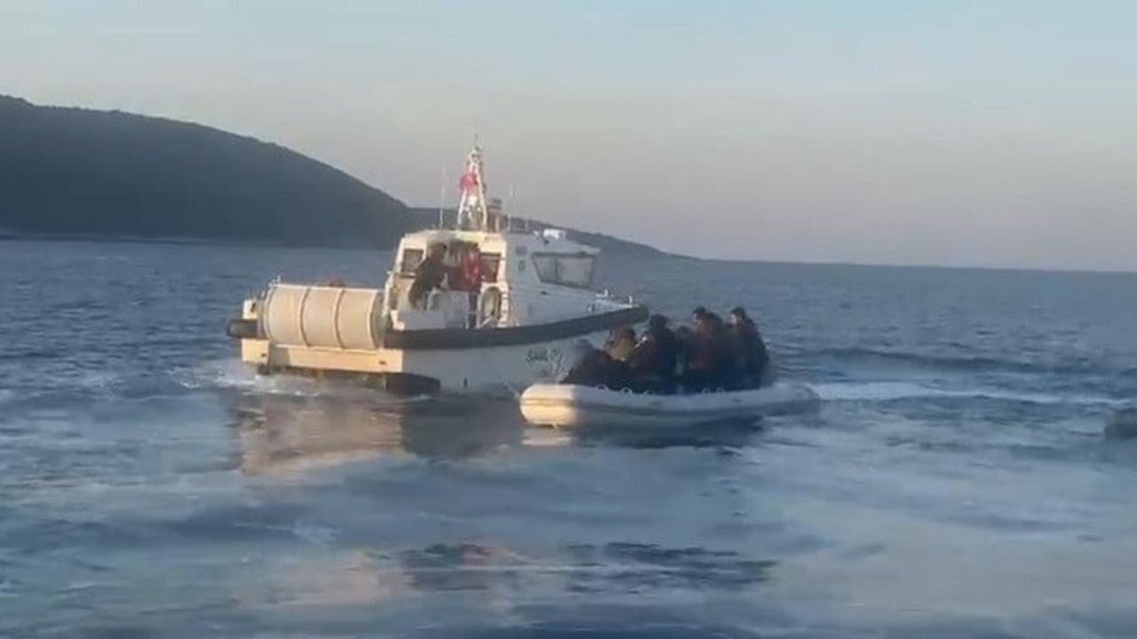 Aydın Kuşadası’nda Sahil Güvenlik 12 Düzensiz Göçmen ve 1 Kaçakçıyı Yakaladı