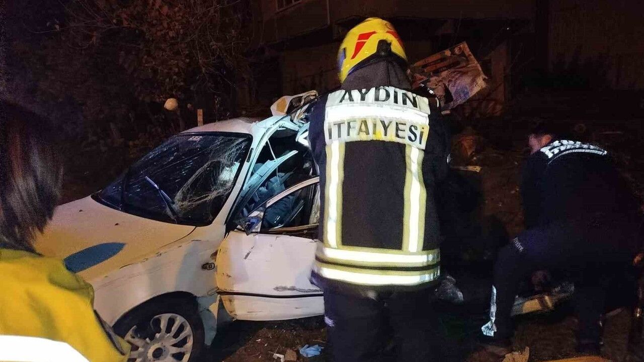 Aydın Nazilli'de Ağaca Çarpan Sürücü İtfaiye Ekiplerince Kurtarıldı