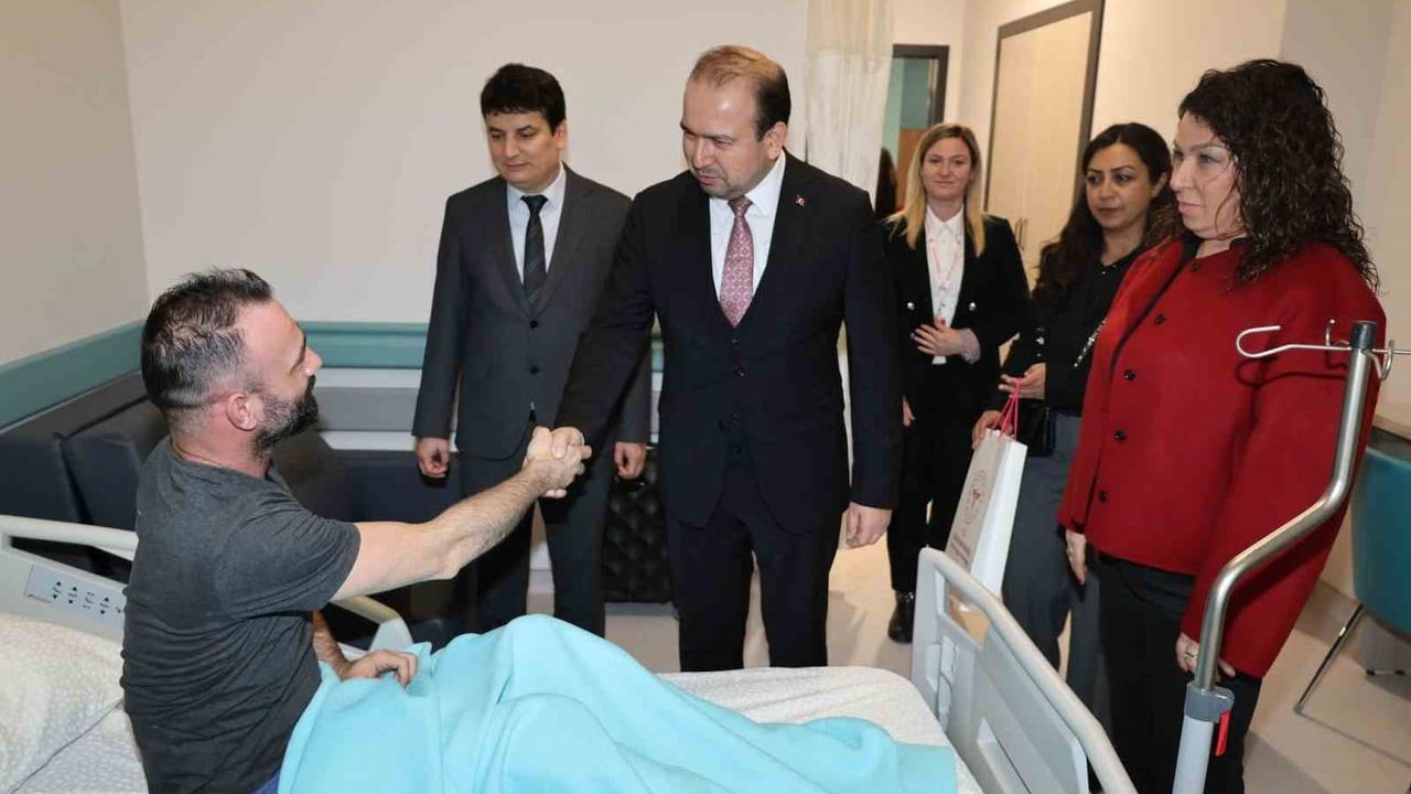 Aydın Şehir Hastanesi'nde İlk Yatanlar: Dr. Eser Şenkul Hastaları Ziyaret Etti