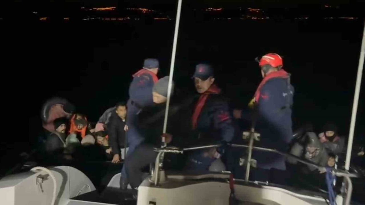 Ayvacık açıklarında 12'si çocuk 30 kaçak göçmen yakalandı