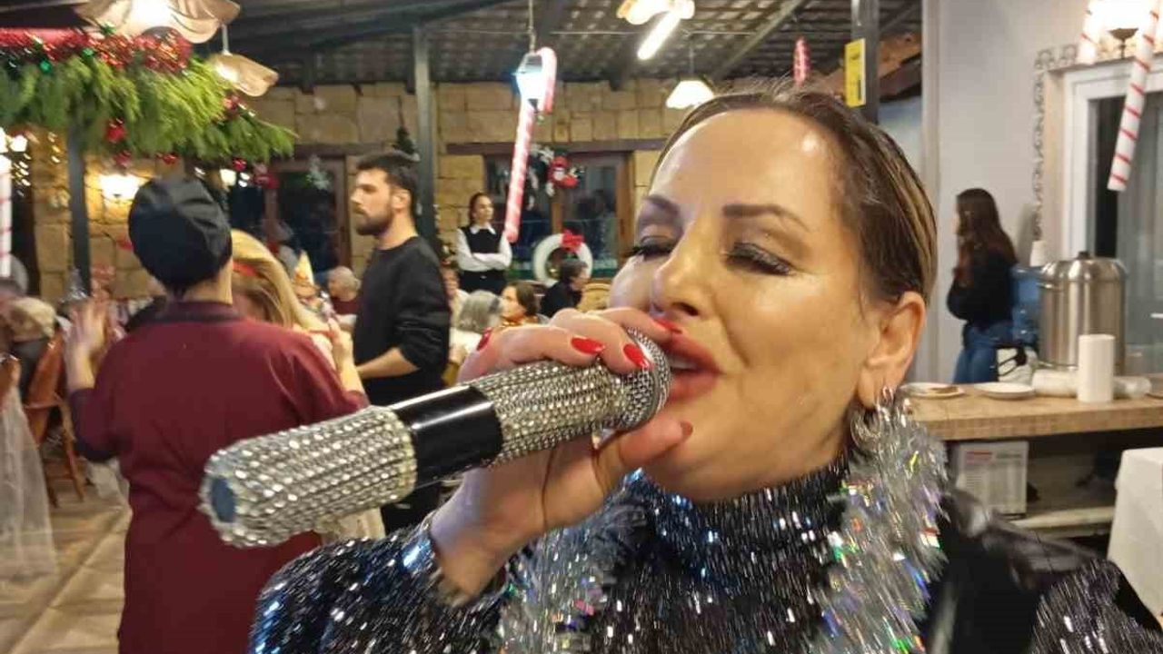 Ayvalık sanatçıları Kocabıyık ve Özalp'ten Burhaniye Pelitköy'de erken 2026 yılbaşı konseri