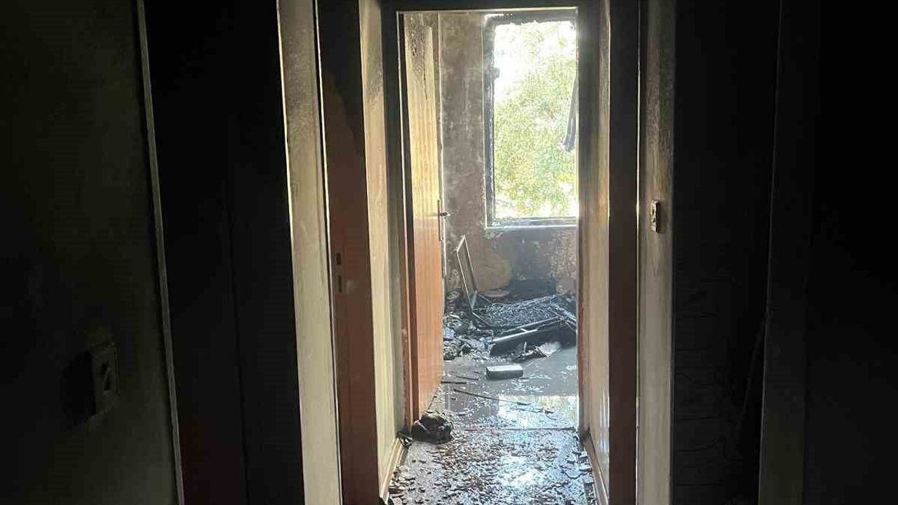 Ayvalık'ta Ev Yangını: Altınova Mahallesi'ndeki Daire Küle Döndü