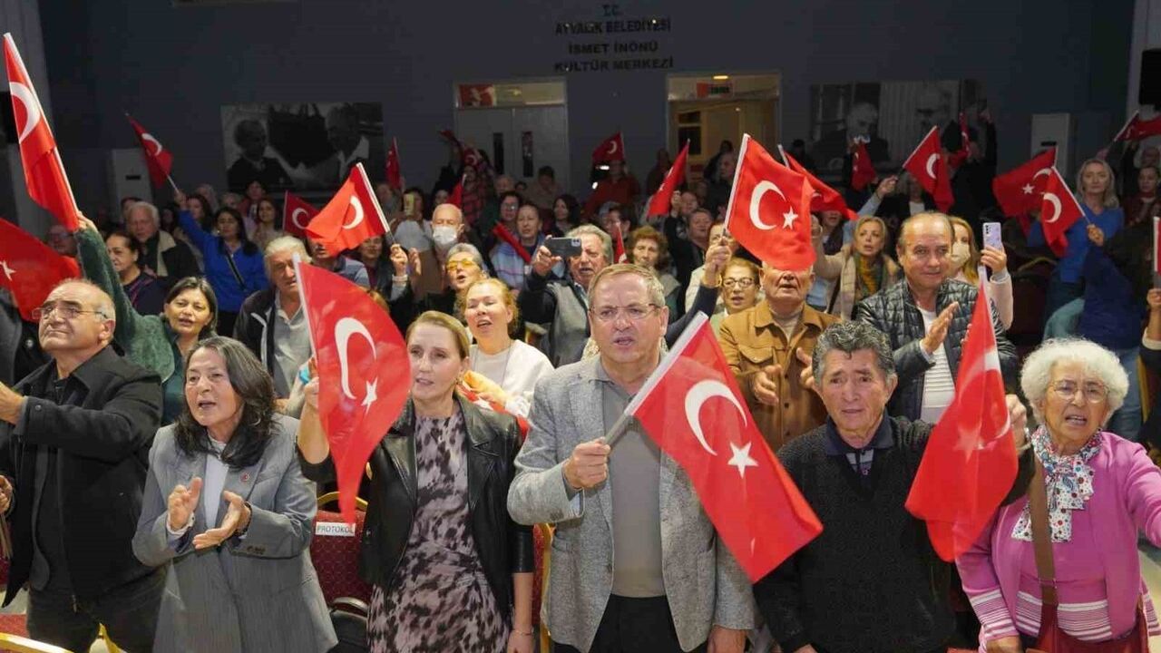 Ayvalık’ta 'Türkülerle Kurtuluş Destanı' konseri yoğun ilgi gördü