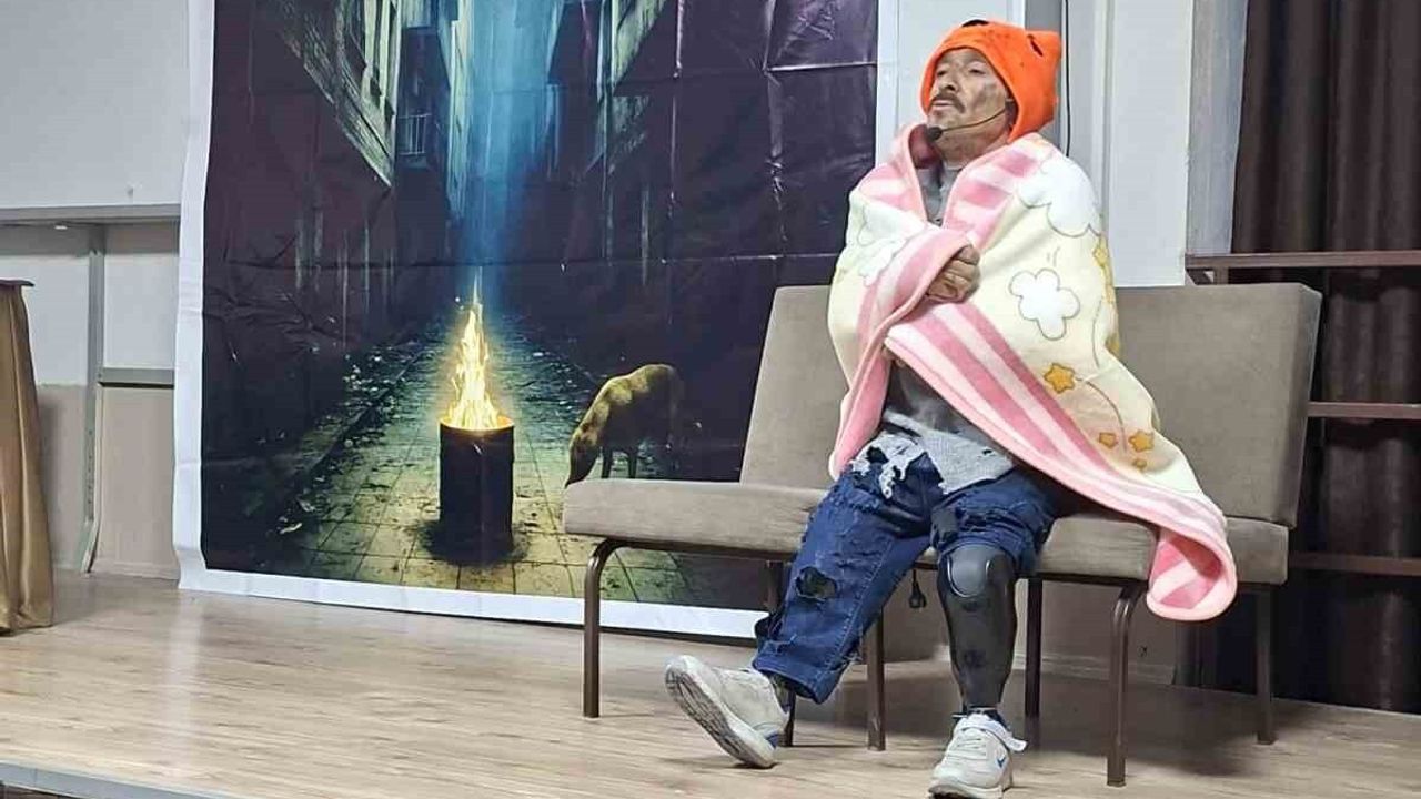 Ayvalıklı Engelli Oyuncu Ercan Kubaş, Yalnız Bir Adamın Hikayesi ile Afyonkarahisar'da Minik Yürekleri Etkiledi