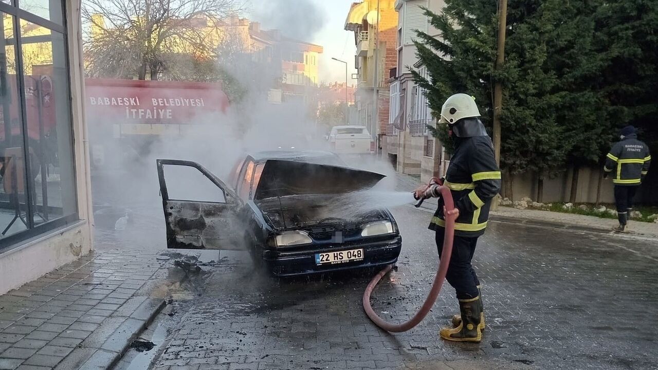 Babaeski'de Otomobil Yangını: 22 HS 048 Motoru Alev Aldı