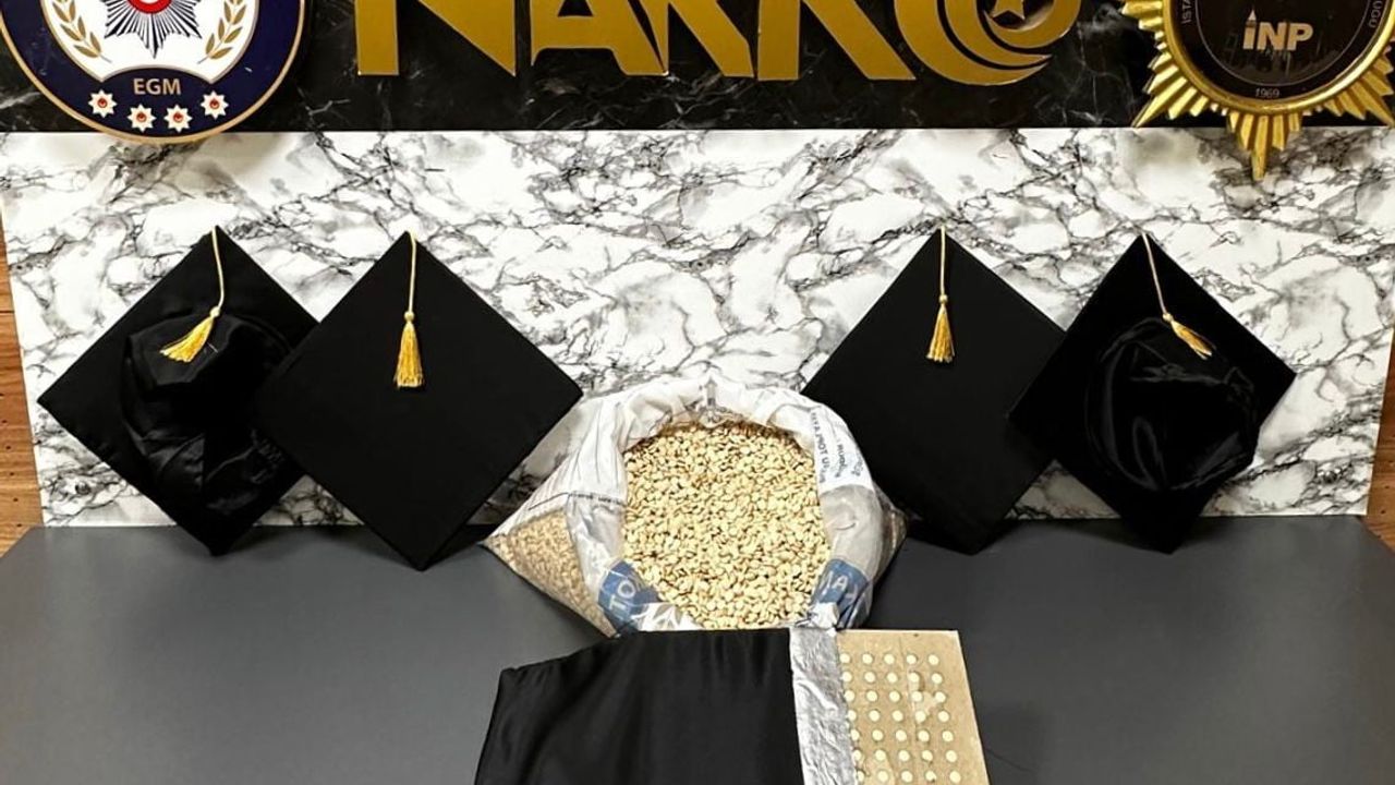 Bağcılar'da Mezuniyet Keplerine Gizlenen 53 Bin 100 Captagon Hap Ele Geçirildi