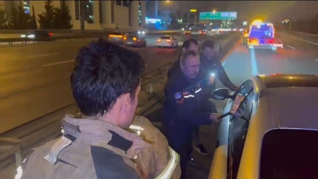 Bağcılar'da TEM Otoyolu'nda Uyuyan Sürücü İtfaiye Tarafından Cam Kırılarak Uyandırıldı