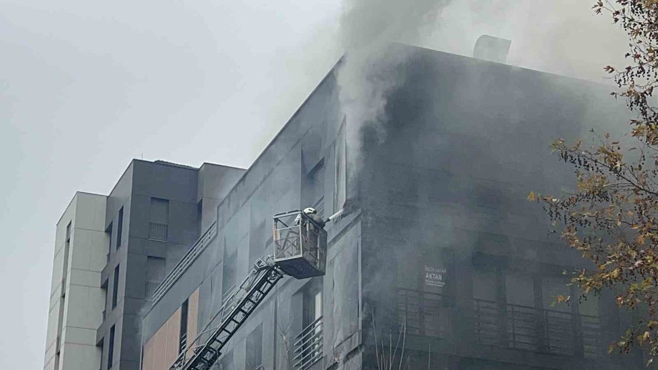 Bağdat Caddesi'nde çatı yangını büyüdü: 2 bloklu bina küle döndü