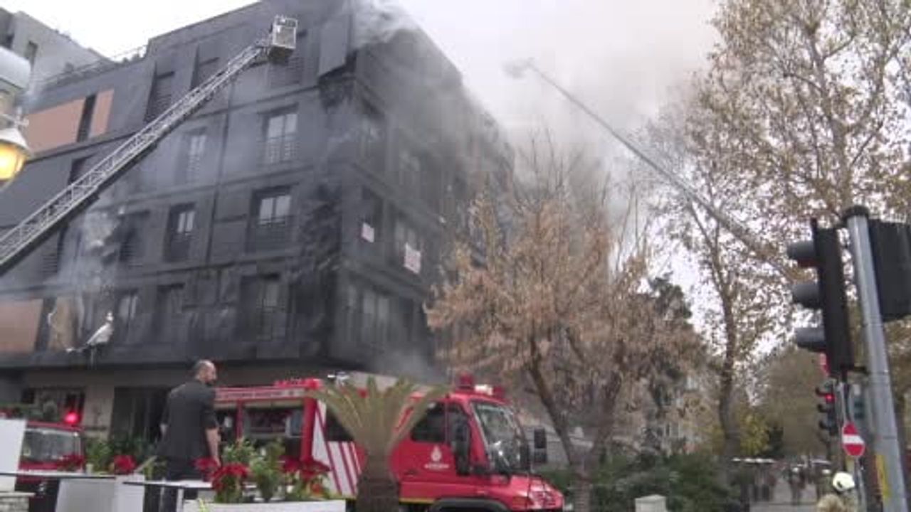 Bağdat Caddesi'nde Çatı Yangını Büyüdü: 2 Bloklu Bina Küle Döndü