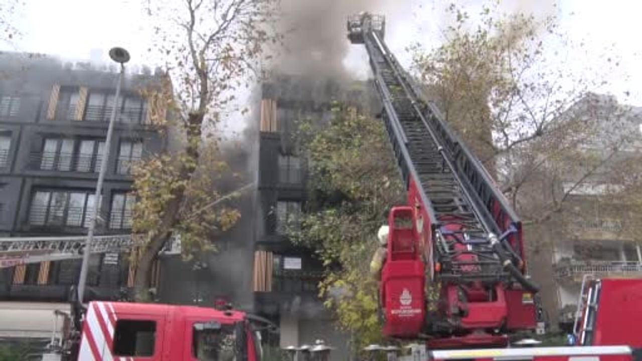 Bağdat Caddesi'nde Çatı Yangını Büyüdü: 2 Bloklu Bina Küle Döndü