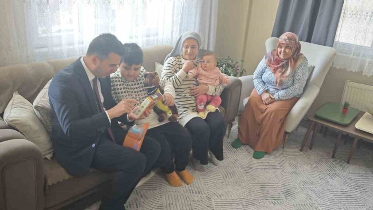 Bağlar Kaymakamı Özdemir 3 Aralık'ta Miniklere Oyuncak Dağıttı