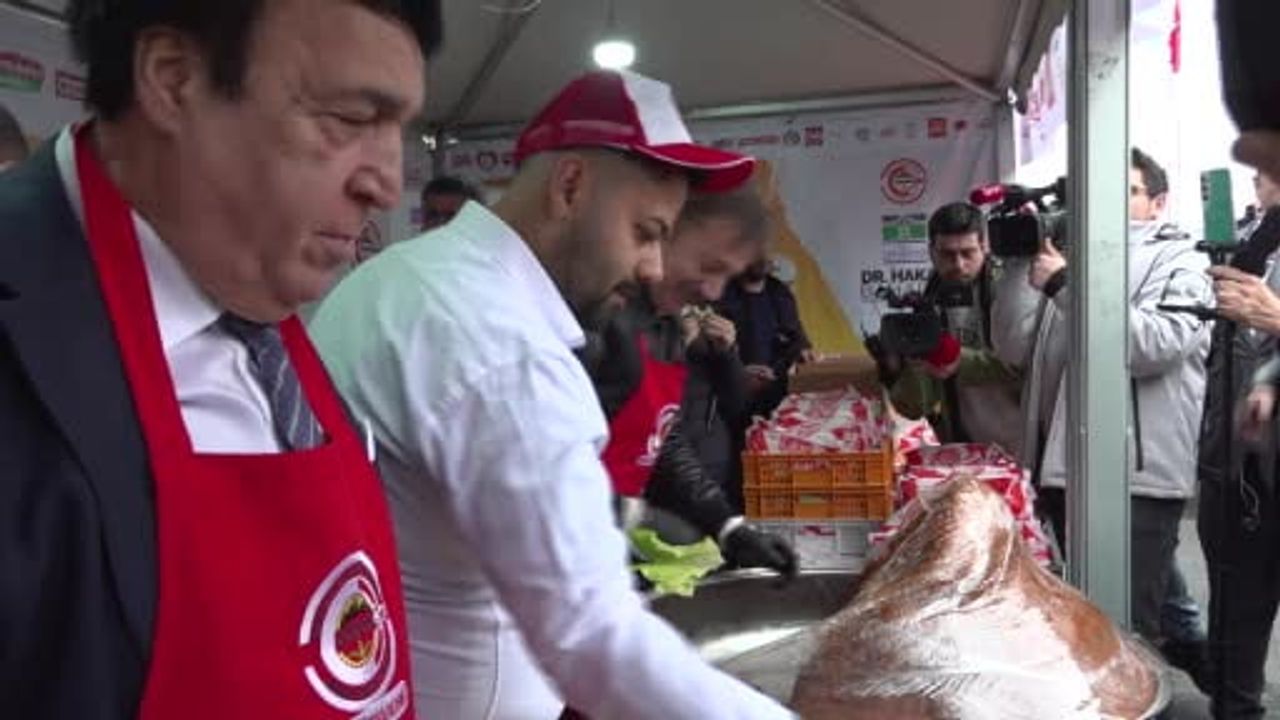 Bahçelievler'de 5. Geleneksel Doğu Güneydoğu Çiğ Köfte Festivali'nde 5 Ton Çiğköfte Dağıtıldı