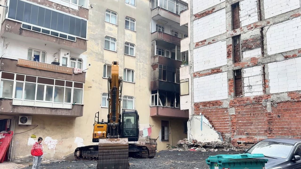 Bahçelievler'de 6 Katlı Binada Yangın: İtfaiye Kurtardı, 2 Gözaltı