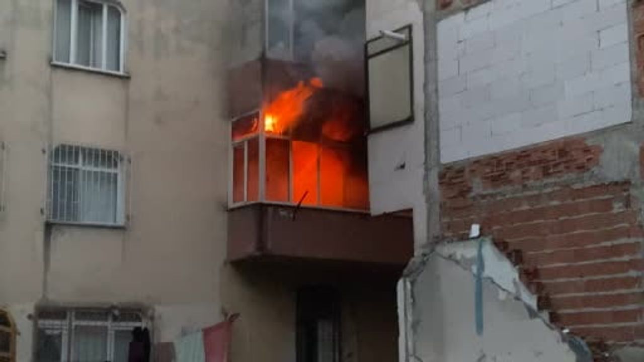 Bahçelievler'de Daire Alevlere Teslim Oldu: Bina Dumanla Kaplandı
