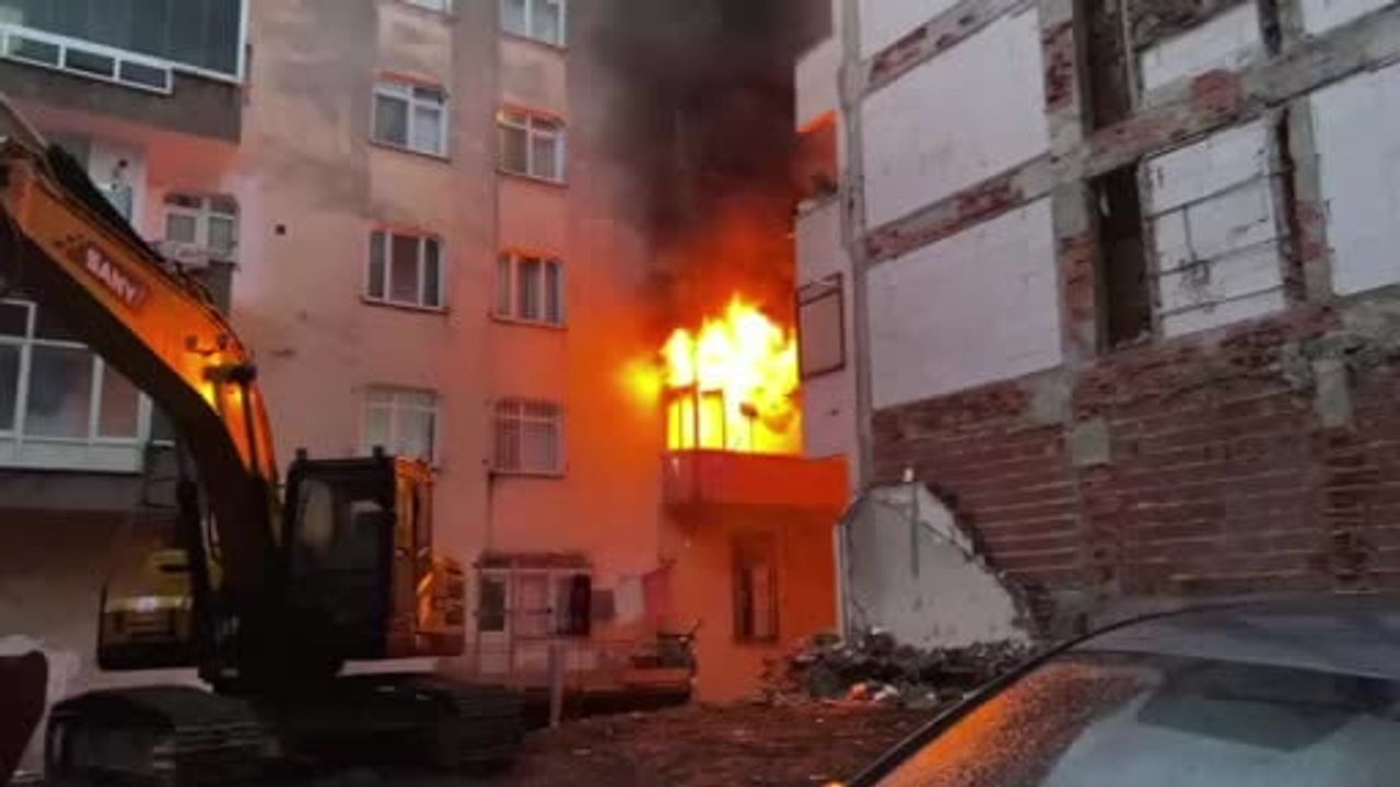Bahçelievler'de Daire Yangını: Bina Dumanla Kaplandı