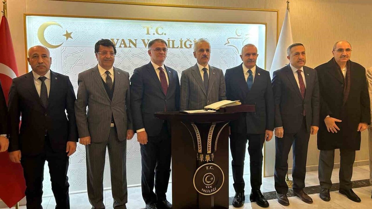 Bakan Abdulkadir Uraloğlu Van’da: Valilik Ziyareti ve Çevre Yolu Açılışı